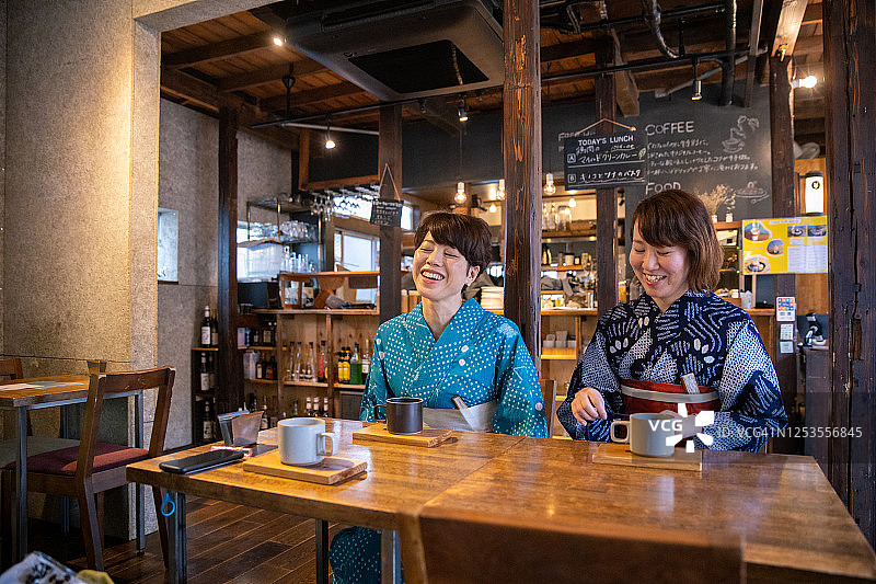 身穿浴衣在日本舒适咖啡馆放松的女性朋友图片素材