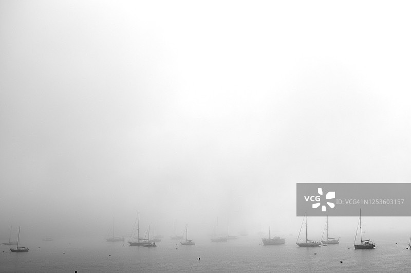 康沃尔圣莫斯海雾中的船只图片素材