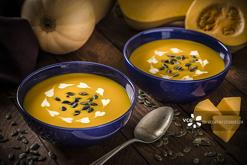 乡村木桌上的南瓜汤图片素材