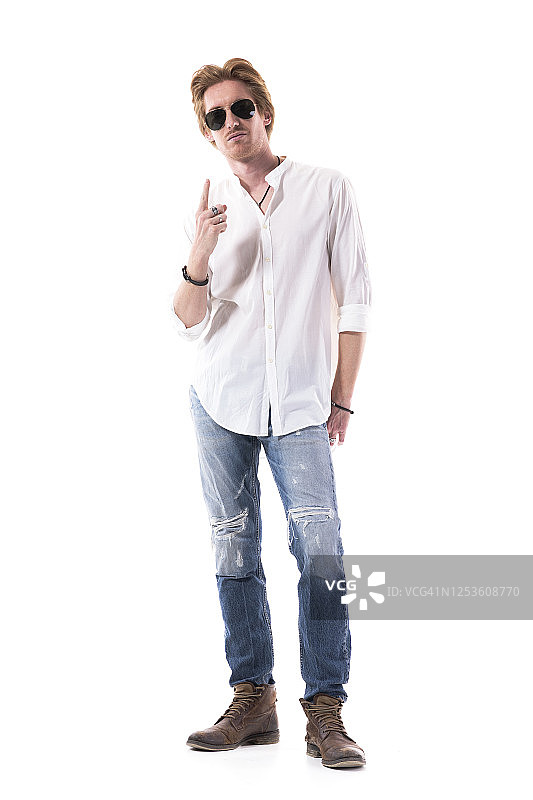 戴墨镜的时尚酷盖指向上方图片素材