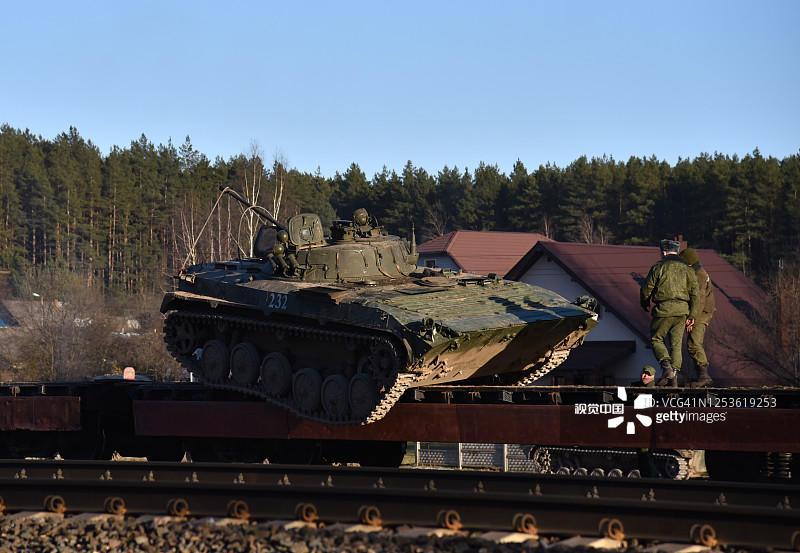 装载军用设备时发生的事故：战斗着陆车倾覆图片素材