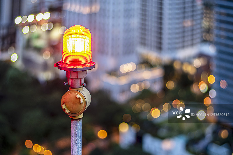高层建筑上的航空障碍灯图片素材