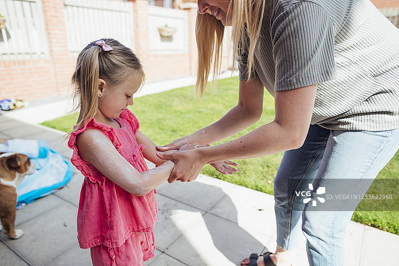 玩耍前涂抹防晒霜图片素材