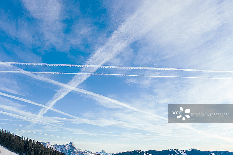 雪山山脉全景图片素材