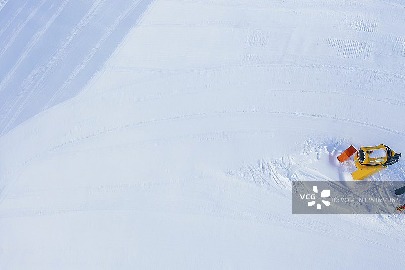 滑雪场和造雪机的航拍景观图片素材