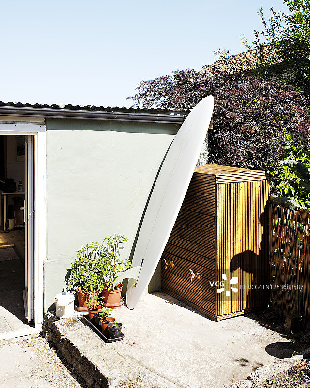 靠在车库后墙上的冲浪板图片素材