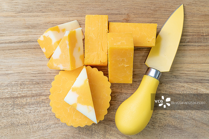 木质背景上的大理石和切达奶酪图片素材