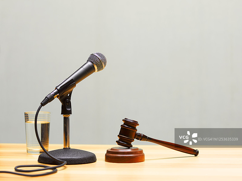 拍卖师的木槌和麦克风图片素材
