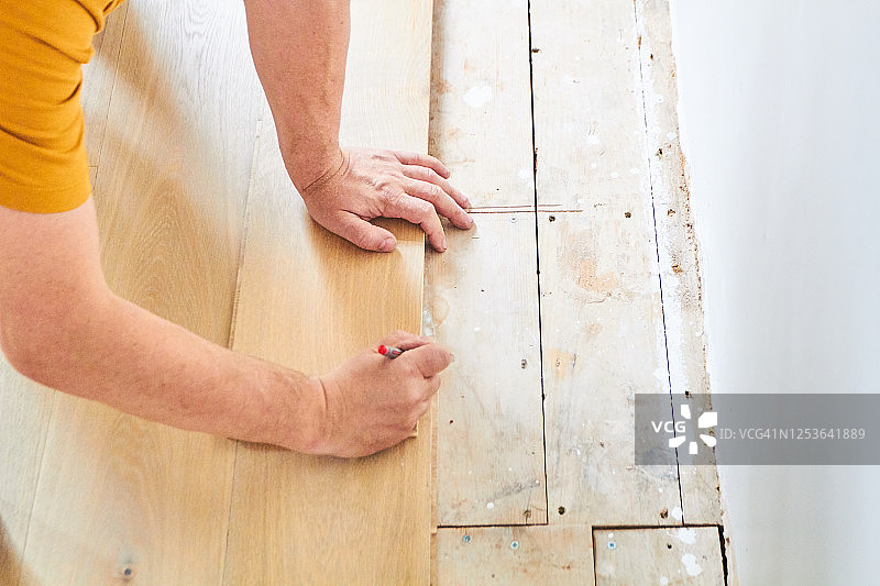 木匠铺设新的木地板图片素材