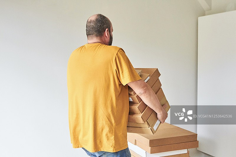 男子搬运平板包装货物图片素材