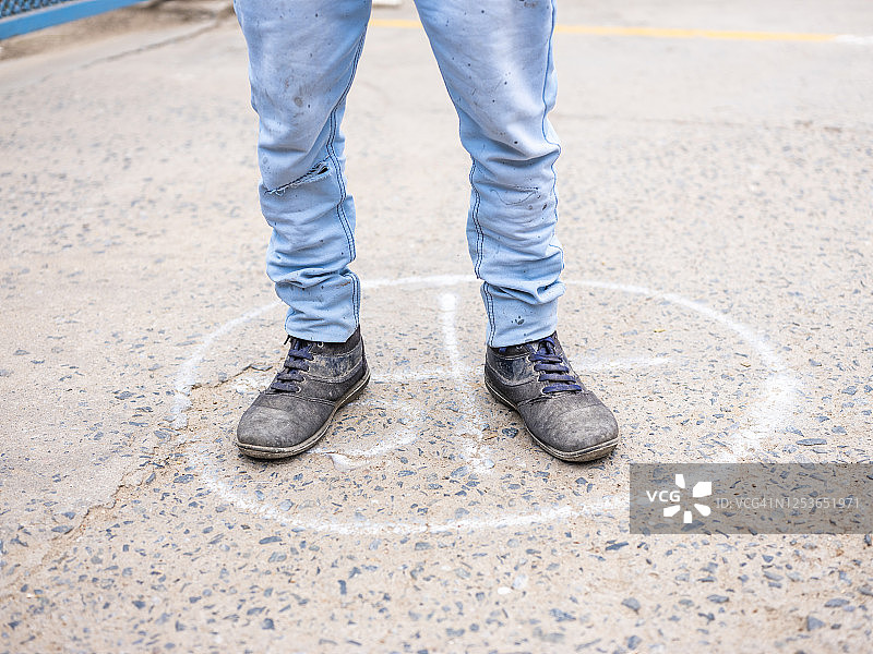 保持社交距离标志图片素材