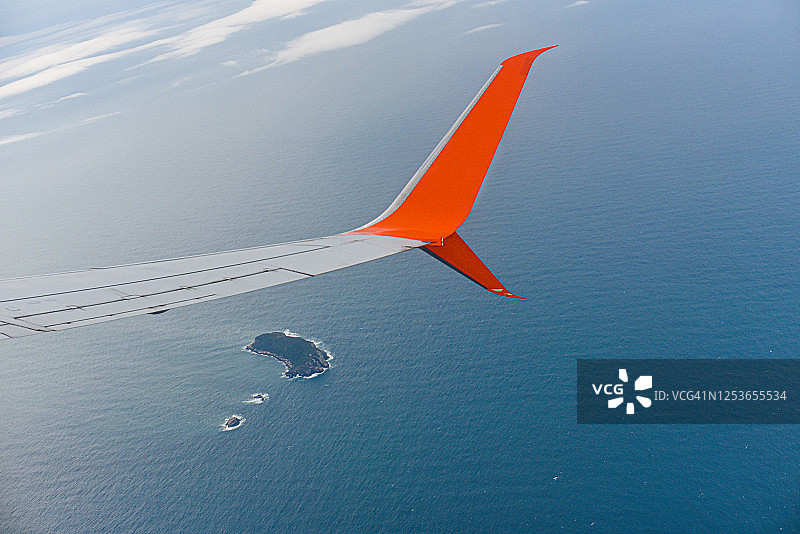飞跃海洋的飞机机翼图片素材