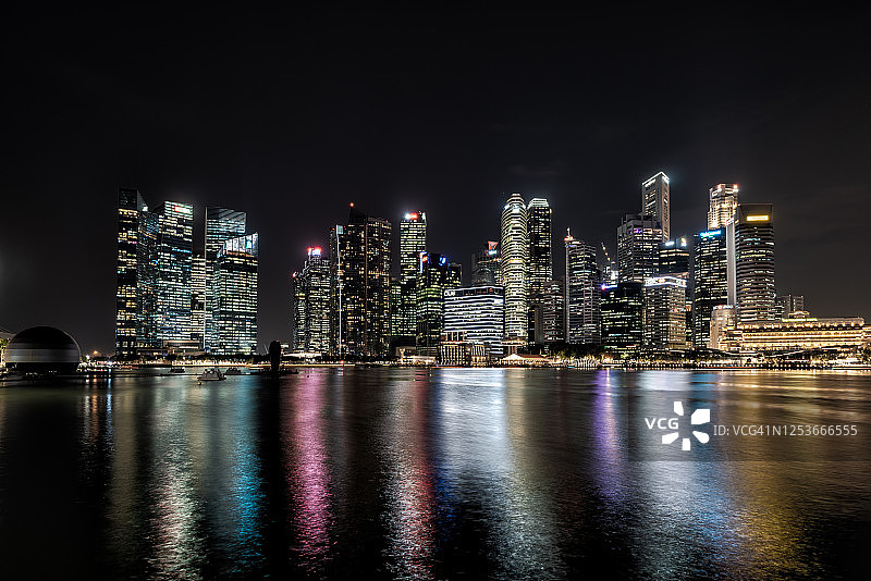 新加坡滨海湾夜景：城市天际线和摩天大楼图片素材