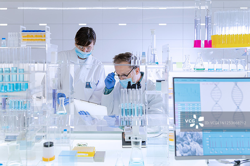 未来实验室设备。团队使用显微镜研究医学样本图片素材