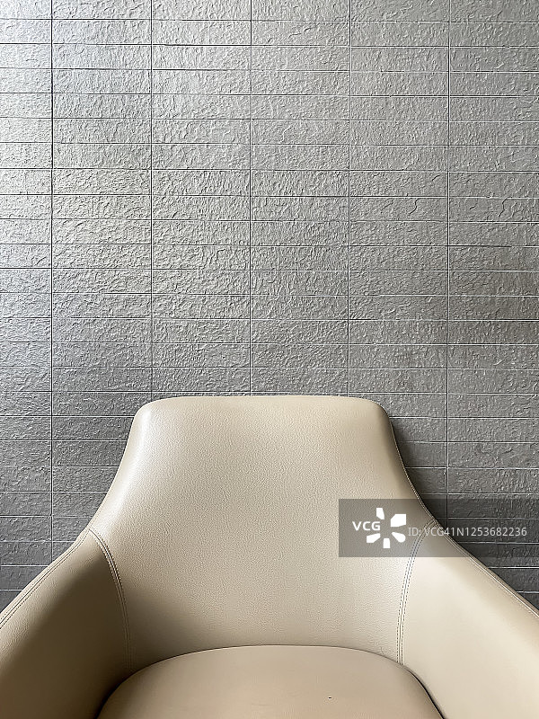 砖墙前的单人沙发图片素材