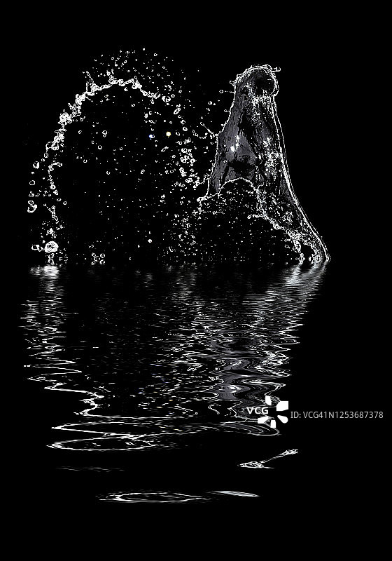 黑色背景上的水图案和抽象形式图片素材