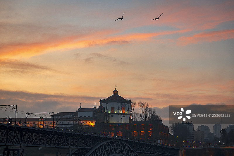 波尔图杜罗河畔的Serra do Pilar修道院和路易斯一世桥图片素材