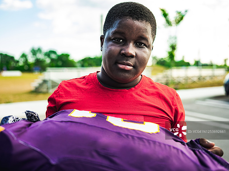 准备就绪的青少年足球运动员图片素材