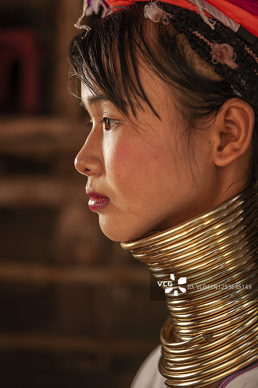 泰国北部卡伦族长颈女子的肖像图片素材