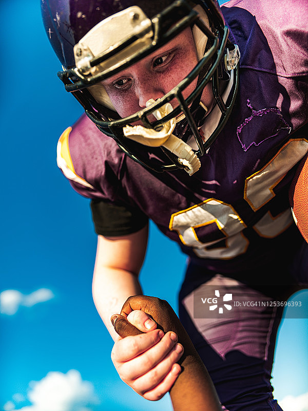 乐于助人的少年足球运动员图片素材