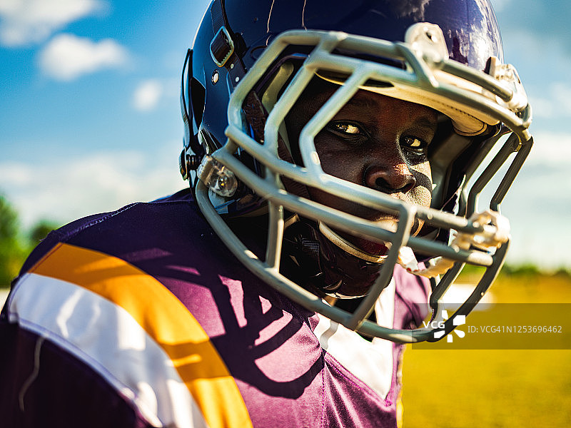 比赛中的少年足球运动员图片素材