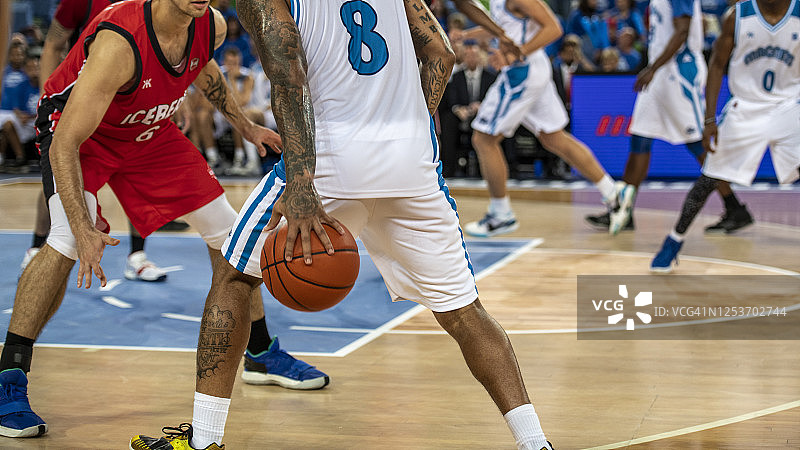 篮球运动员争球图片素材