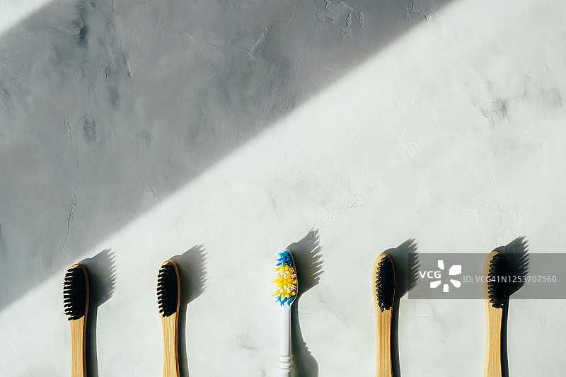 竹子和非环保牙刷特写图片素材