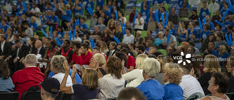 观众在观看比赛时欢呼图片素材