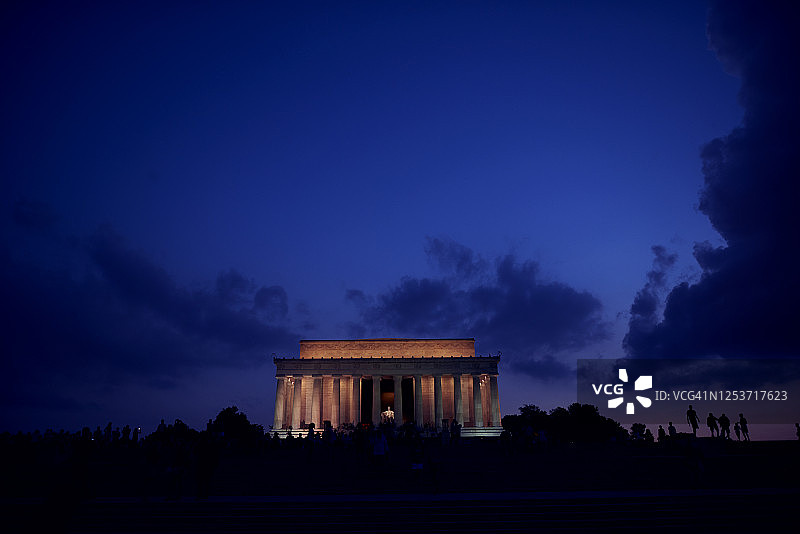 黄昏下的林肯纪念堂图片素材