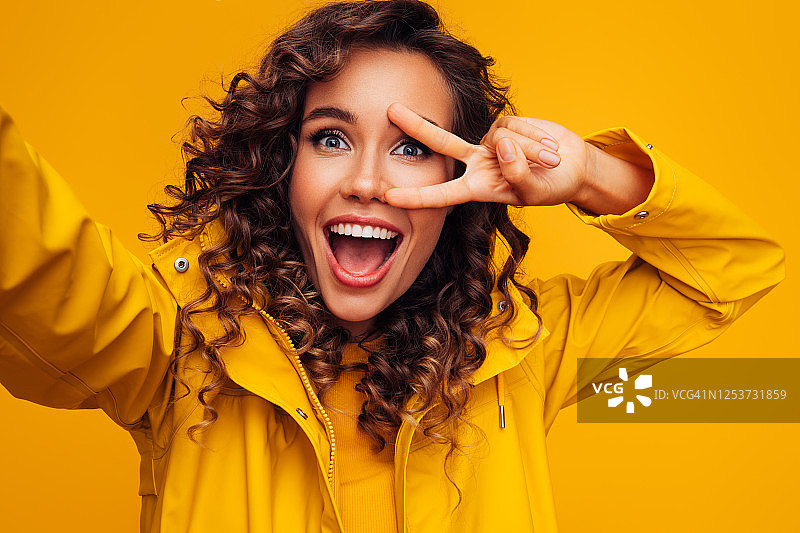 自拍的迷人微笑的年轻女人图片素材