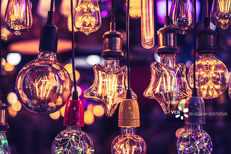 从天花板上垂下来的照明吊灯特写图片素材