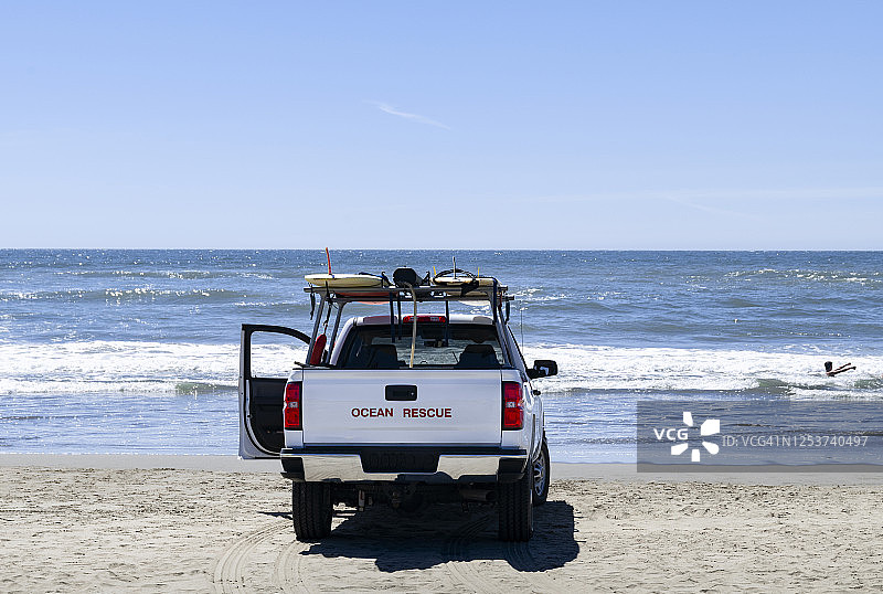 海滩上的救生员卡车图片素材