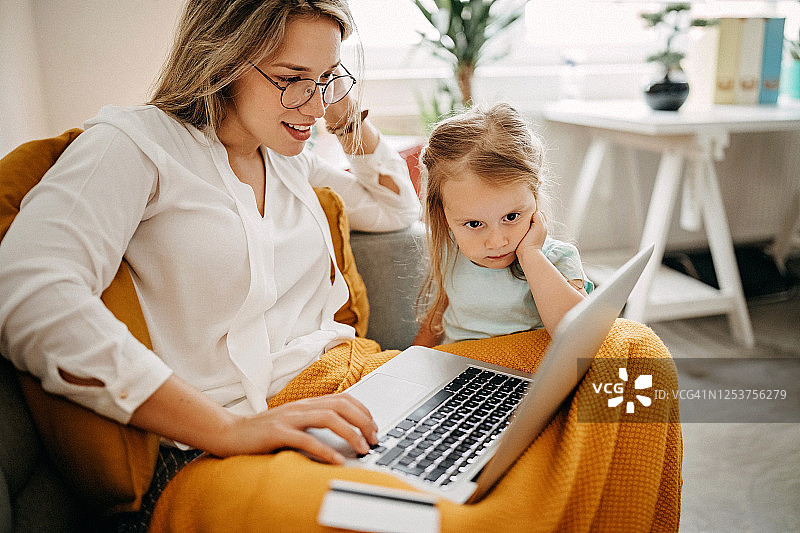 我想让你在网上给我买些糖果图片素材