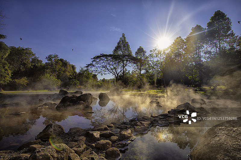 泰国南邦府Chae Son国家公园的天然温泉图片素材
