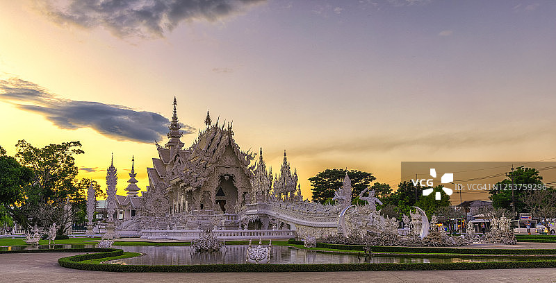 泰国清莱灵光寺（白庙）的壮丽日落图片素材