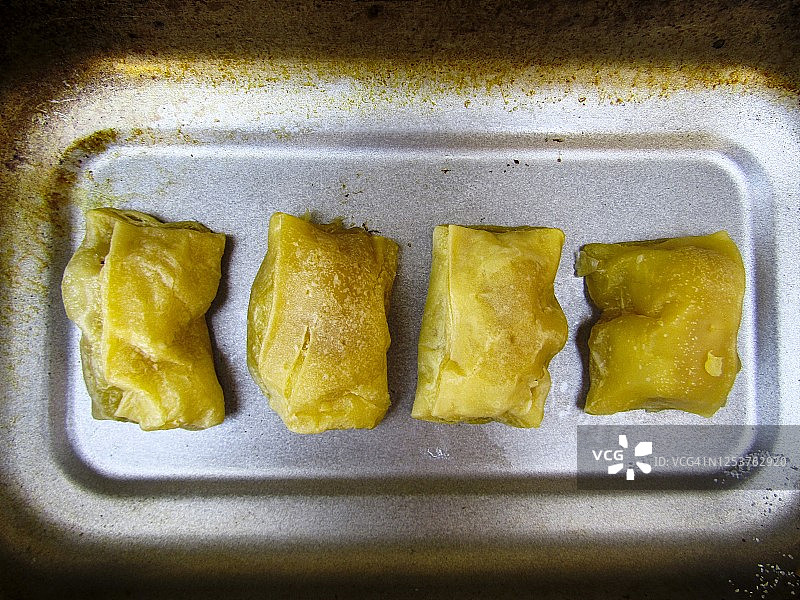 希腊美食：烤盘上的自制小香肠派图片素材