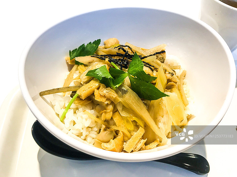 深川丼：蛤蜊味噌汤盖饭图片素材