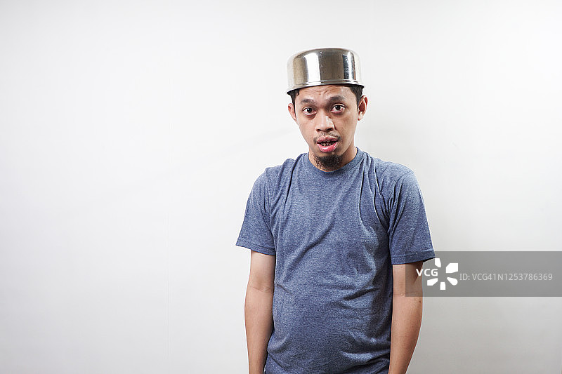 亚洲男人头顶烹饪锅图片素材