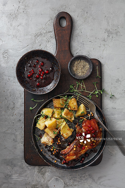 斯堪的纳维亚美食：猪排配野生越橘酱和烤土豆角图片素材