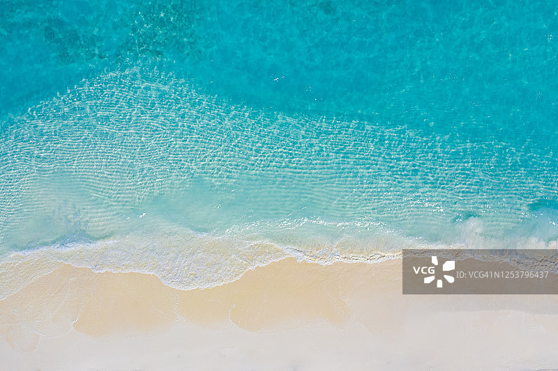 夏季热带沙滩鸟瞰，无人机或飞机拍摄的沙滩和海浪景观，宁静祥和的自然环境图片素材