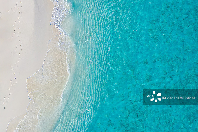 夏季热带沙滩鸟瞰，无人机或飞机拍摄的沙滩和海浪景观，宁静祥和的自然环境图片素材