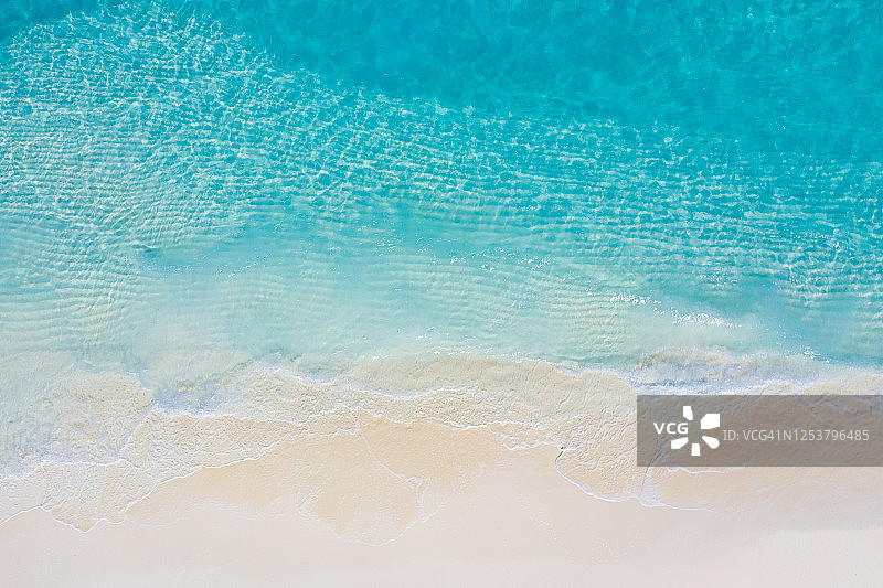 夏季热带沙滩鸟瞰，无人机或飞机拍摄的沙滩和海浪景观，宁静祥和的自然环境图片素材