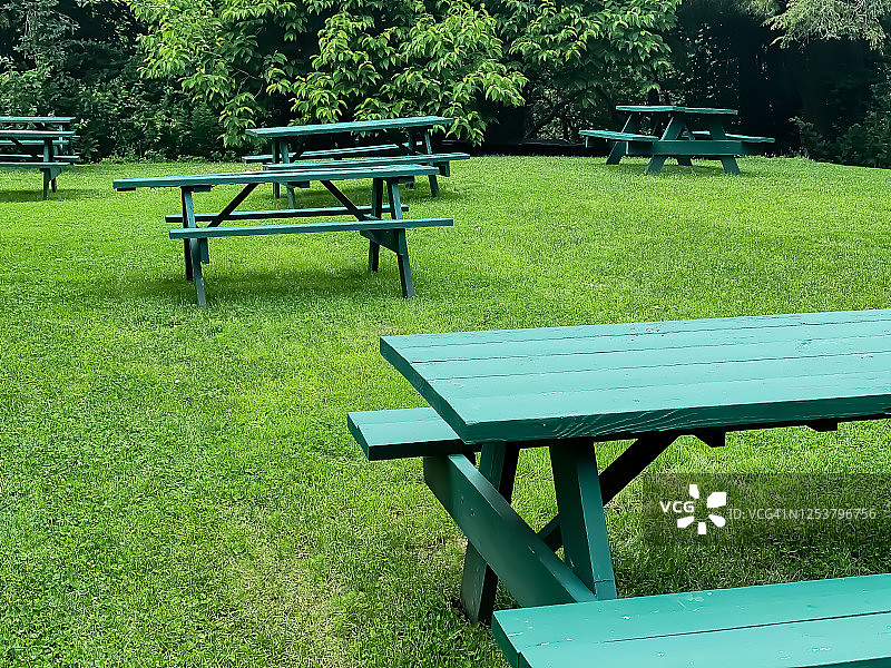 保持社交距离的野餐桌图片素材
