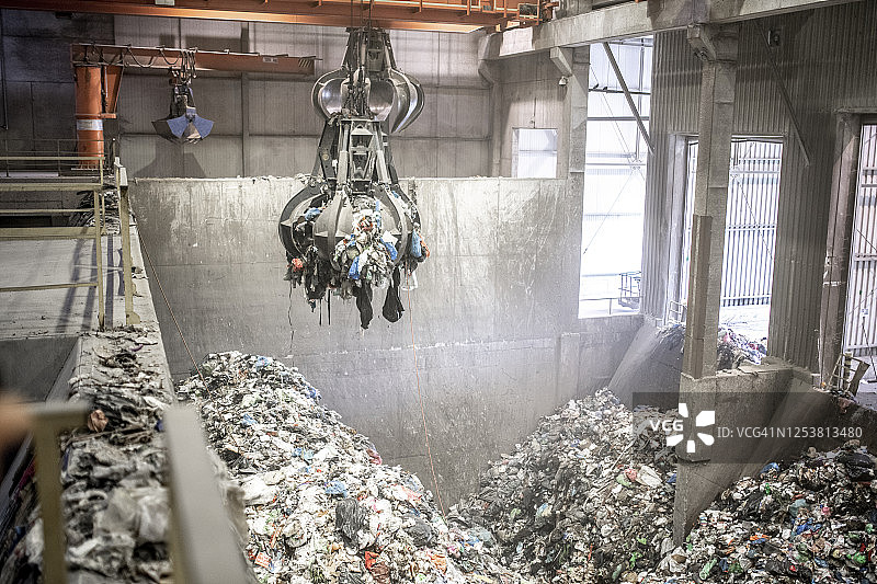室内机械抓斗处理垃圾图片素材