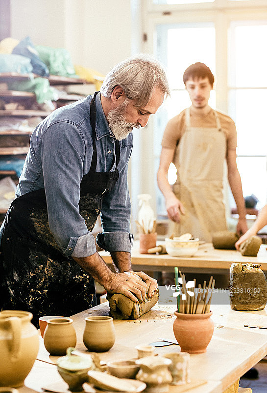 在艺术工作室制作陶器的人们图片素材