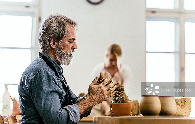 在艺术工作室制作陶器的人们图片素材