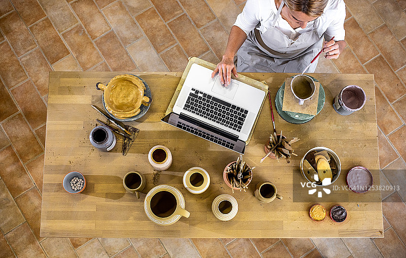 女子在工作室制作陶器图片素材