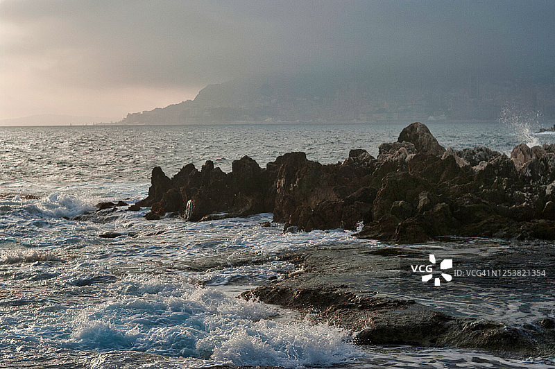 法国芒通海浪图片素材