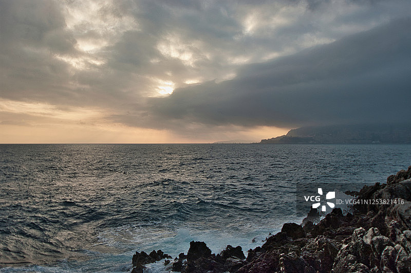 法国芒通海浪图片素材