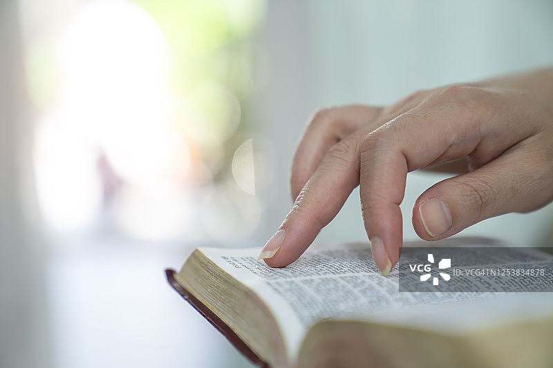 《圣经》，妇女阅读《圣经》图片素材
